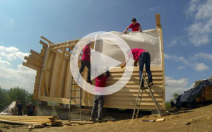 Das Intarconnect-Bauteam errichtet ein Haus in Srebrenica